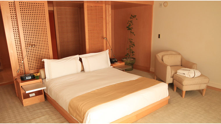 L'Ermitage Beverly Hills Premier Guestroom Bed L'Ermitage Beverly Hills Premier Guestroom Bed